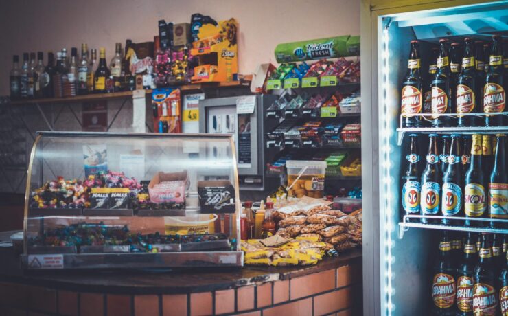 Convenience store shelf displaying products like kratom, highlighting the false sense of safety from buying kratom at gas stations or stores.